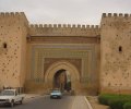 Maroc (المغرب) - Meknès (مكناس) - Bab el-Khamis est une porte bâtie sur le même (...)