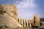 Syrie (سورية) - La Citadelle d'Alep (قلعة حلب). La citadelle, datant (...)