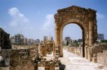 Liban (لبنان) - Tyr (صور) - Vue de la ville moderne depuis l'arc de triomphe (...)