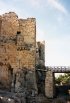 Châteaux médiévaux - La passerelle qui mène au château de Qalaat Rabadh occupe (...)